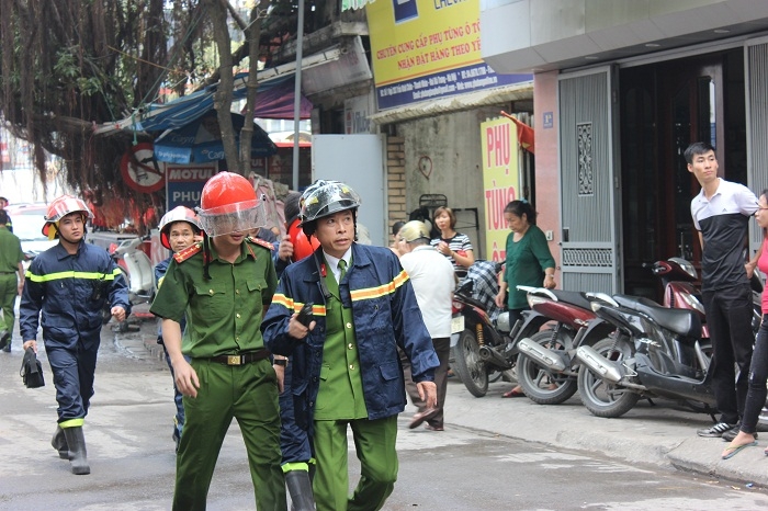 Hiện trường vụ cháy 4 nhà dân trên đường Trần Khát Chân hien truong vu chay 4 nha dan tren duong tran khat chan