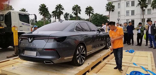 bat ngo xe o to vinfast lux a20 da co mat ha noi