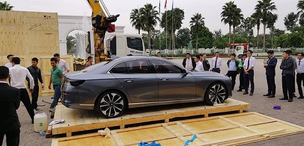bat ngo xe o to vinfast lux a20 da co mat ha noi