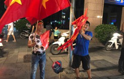 Dân bán cờ Tổ quốc than ế dù tuyển Việt Nam thắng Malaysia