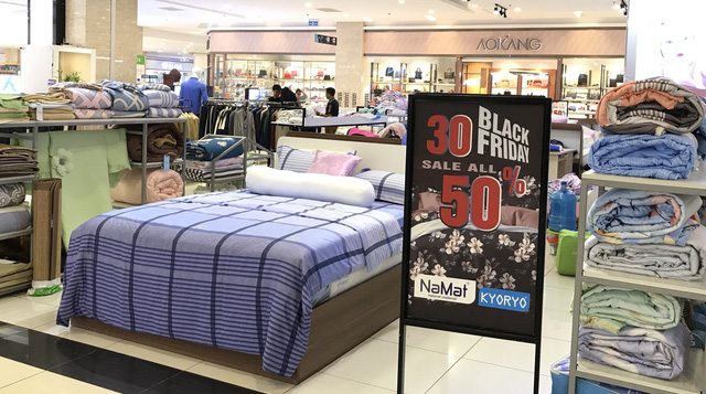 tiet lo cua mot dan kinh doanh quan ao ve ngay black friday