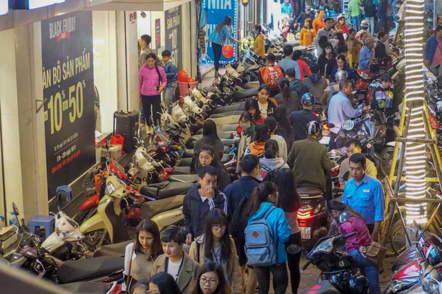 cuoi ngay black friday pho quan ao ha noi dong nghit nguoi vot hang giam gia