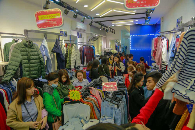 cuoi ngay black friday pho quan ao ha noi dong nghit nguoi vot hang giam gia