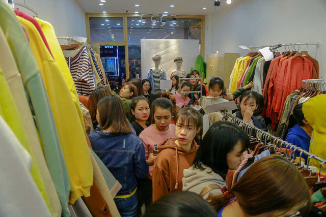 cuoi ngay black friday pho quan ao ha noi dong nghit nguoi vot hang giam gia