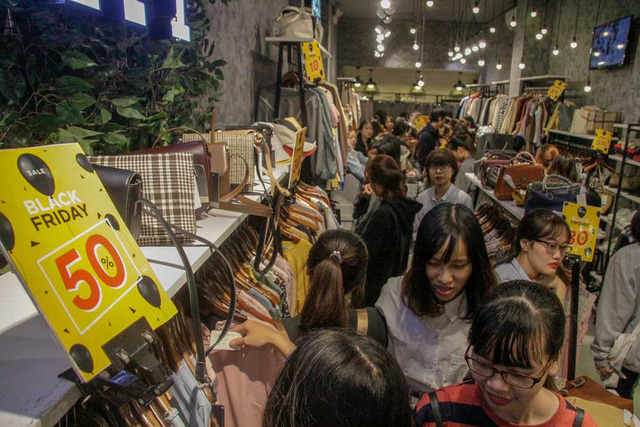cuoi ngay black friday pho quan ao ha noi dong nghit nguoi vot hang giam gia