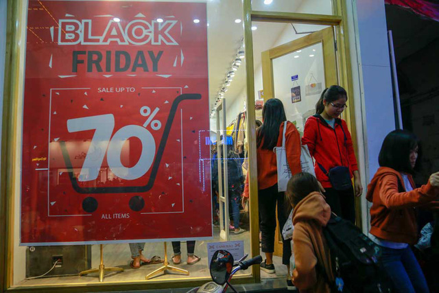 cuoi ngay black friday pho quan ao ha noi dong nghit nguoi vot hang giam gia