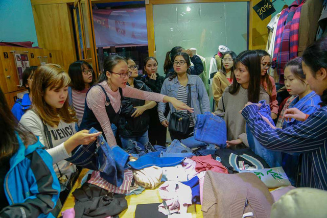 cuoi ngay black friday pho quan ao ha noi dong nghit nguoi vot hang giam gia