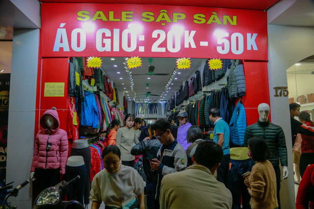 cuoi ngay black friday pho quan ao ha noi dong nghit nguoi vot hang giam gia