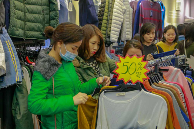 cuoi ngay black friday pho quan ao ha noi dong nghit nguoi vot hang giam gia