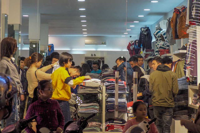 cuoi ngay black friday pho quan ao ha noi dong nghit nguoi vot hang giam gia