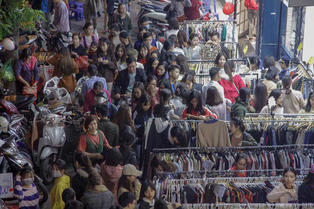 cuoi ngay black friday pho quan ao ha noi dong nghit nguoi vot hang giam gia