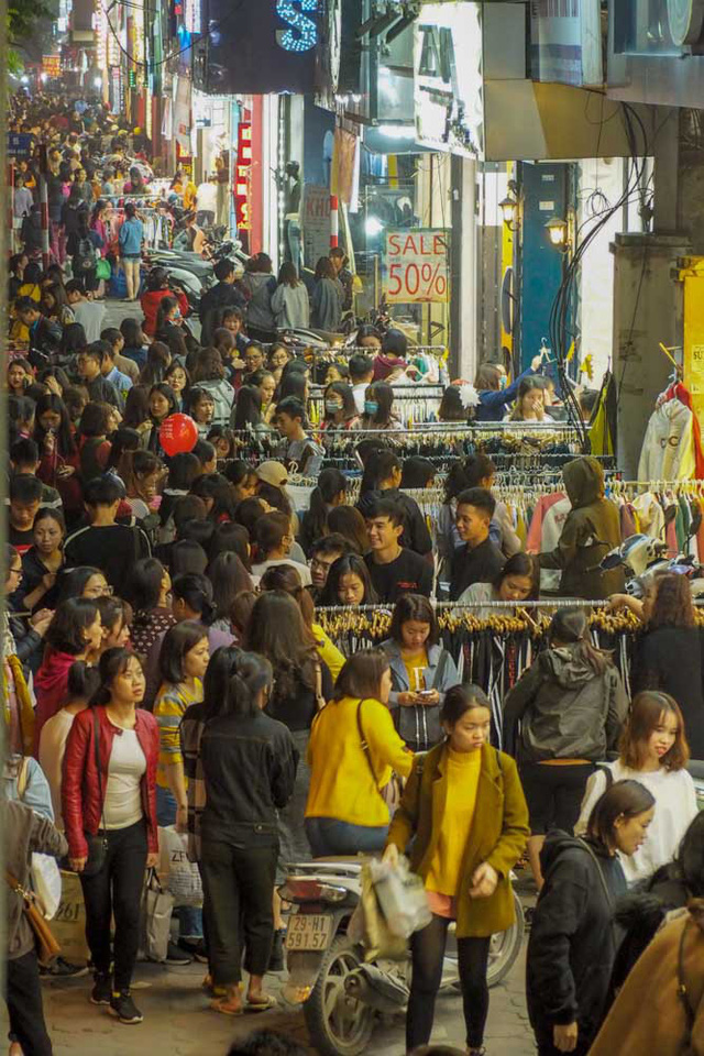 cuoi ngay black friday pho quan ao ha noi dong nghit nguoi vot hang giam gia