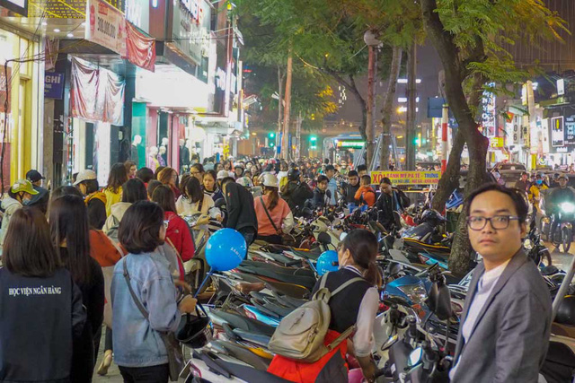 cuoi ngay black friday pho quan ao ha noi dong nghit nguoi vot hang giam gia