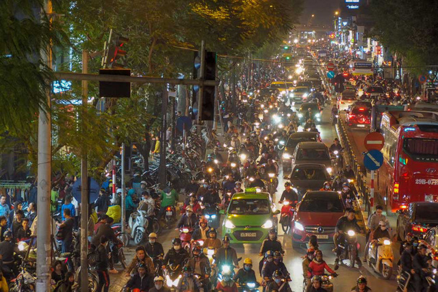 cuoi ngay black friday pho quan ao ha noi dong nghit nguoi vot hang giam gia