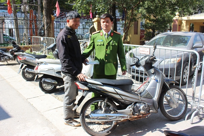 ha noi di sang ten doi chu moi biet minh dung xe gian