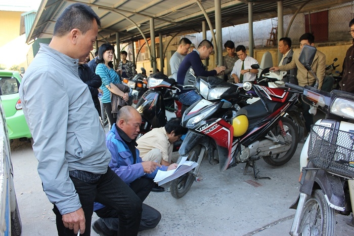 ha noi nguoi dan do xo di sang ten doi chu xe may