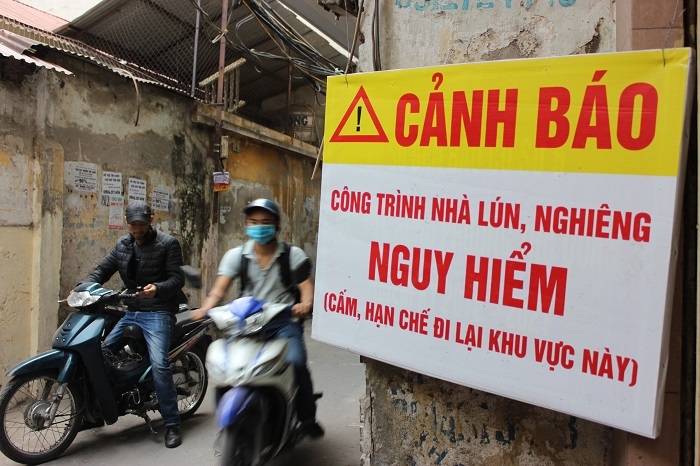 ha noi 2 ngoi nha nghieng hon nua met dua vao nhau rinh rap nguoi dan