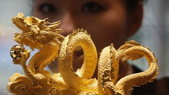 Giá vàng hôm nay 25/12: Giảm 300 ngàn, vẫn bị thổi giá