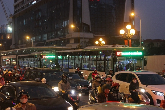 buyt nhanh buyt thuong cung chon chan gio cao diem