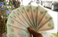 nhieu nguoi nhan qua dang khi doi tien moi tien le dip tet