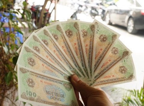 muon co tien giay 100 dong phai chiu phi doi cao gap hang tram lan 64784