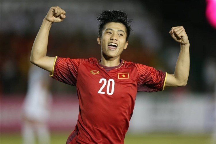 me phan van duc quan long nhin canh tay sung bam cua con