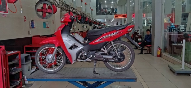 ha noi khach hang to mua xe may vo moi ruot cu