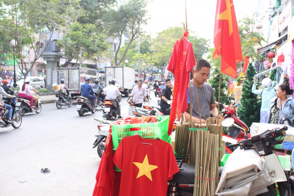 duong pho sai gon nhuom do ruc do co vu tran chung ket aff cup viet nam vs malaysia khong con de ban