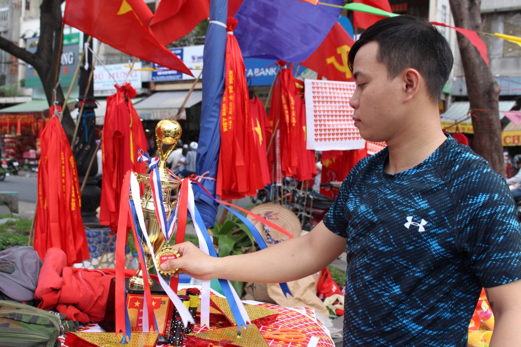 duong pho sai gon nhuom do ruc do co vu tran chung ket aff cup viet nam vs malaysia khong con de ban