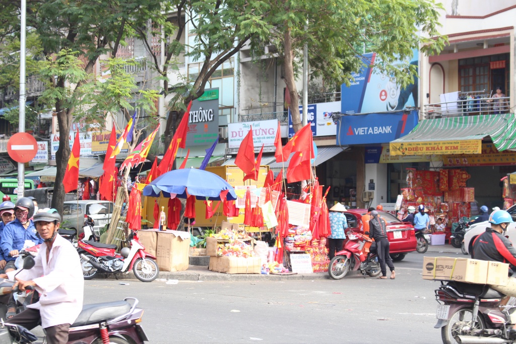 duong pho sai gon nhuom do ruc do co vu tran chung ket aff cup viet nam vs malaysia khong con de ban