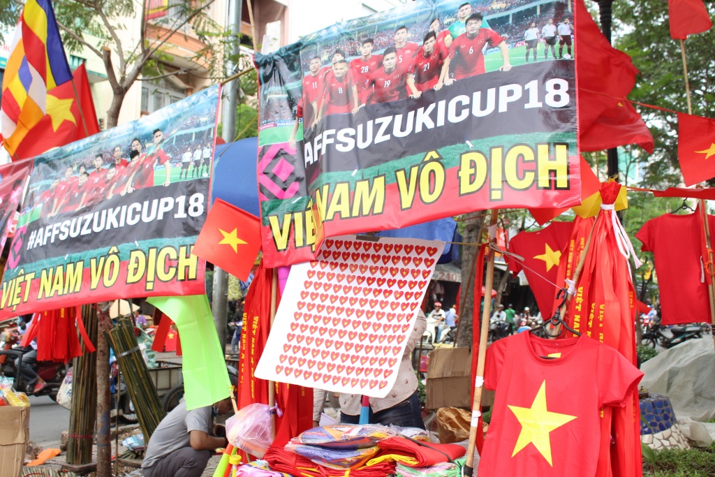 duong pho sai gon nhuom do ruc do co vu tran chung ket aff cup viet nam vs malaysia khong con de ban
