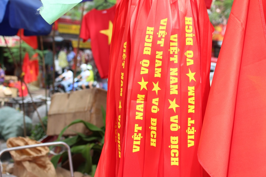 duong pho sai gon nhuom do ruc do co vu tran chung ket aff cup viet nam vs malaysia khong con de ban