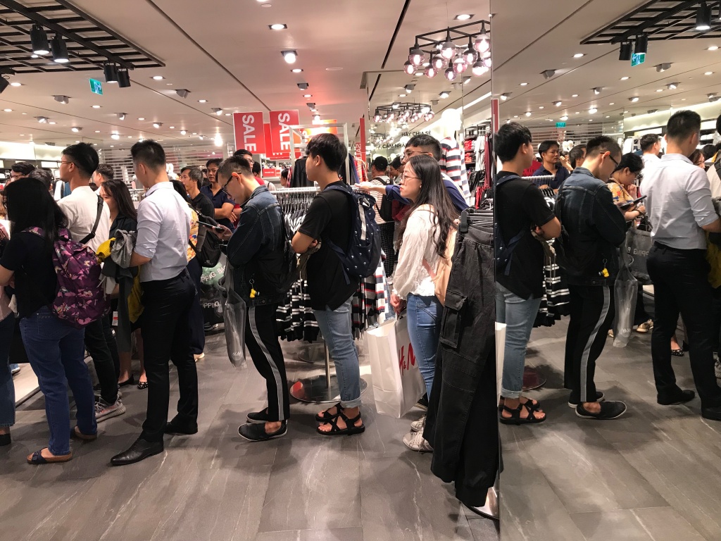 nguoi sai gon sang som nhin an xep hang cho ca tieng dong ho mua do hm giam gia chi 10