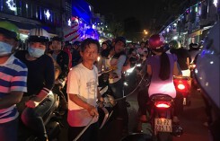 Biển người đổ xuống đường đón Giáng sinh, nguyên làn đường trung tâm Sài Gòn chỉ để xe dừng đỗ