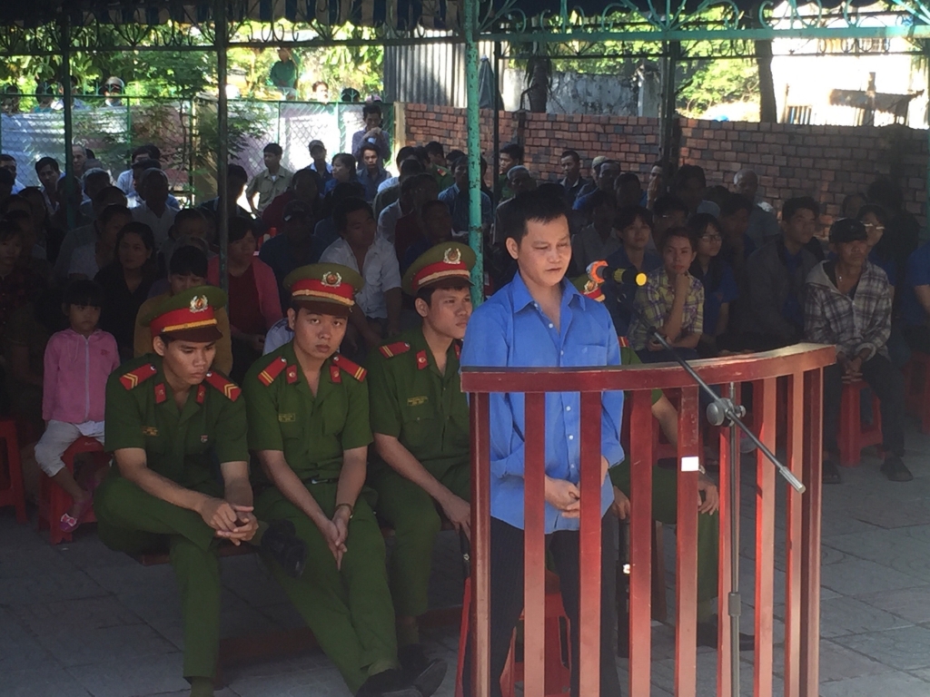 gian vo cha dau doc 2 con roi tu sat
