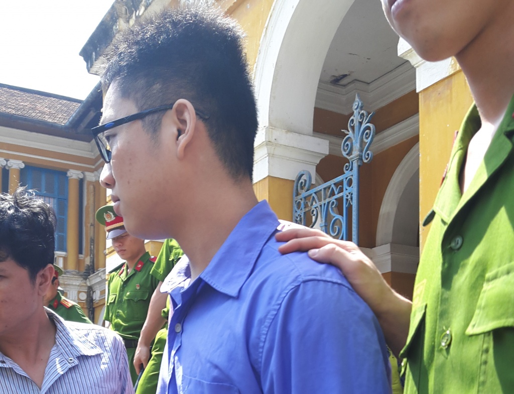 nam sinh gia n ca nh cuo p 10 luo ng va ng