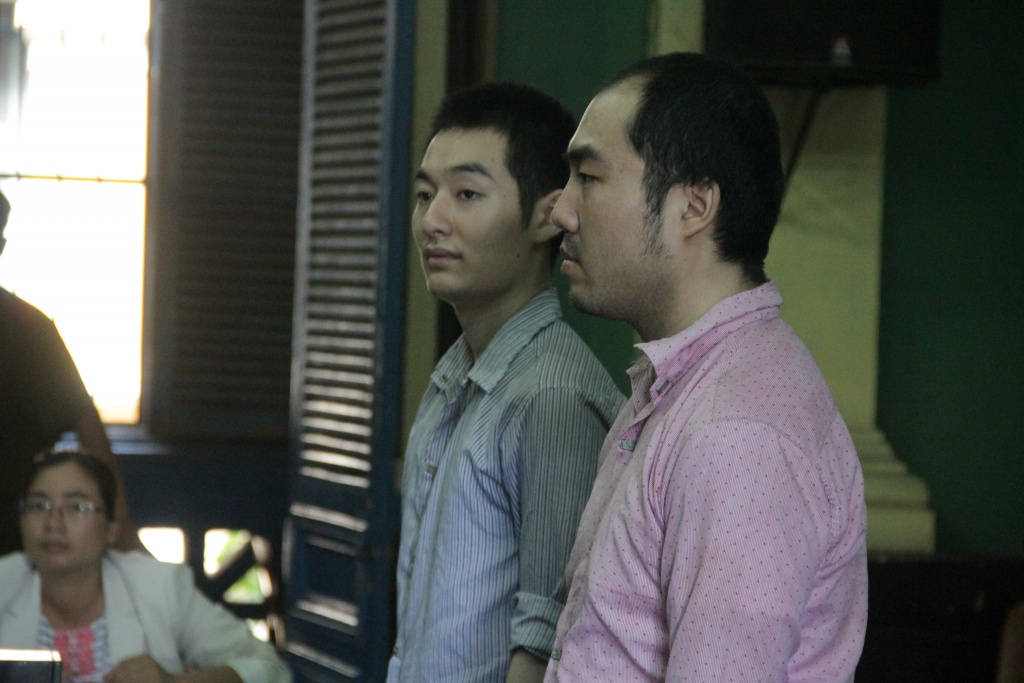 hai nguo i trung quo c du ng su ng cuo p o to giu a sa i go n