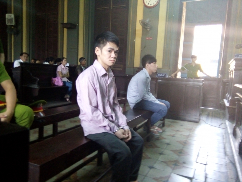 dam hai chi em dong nghiep roi tu sat vi bi phe binh