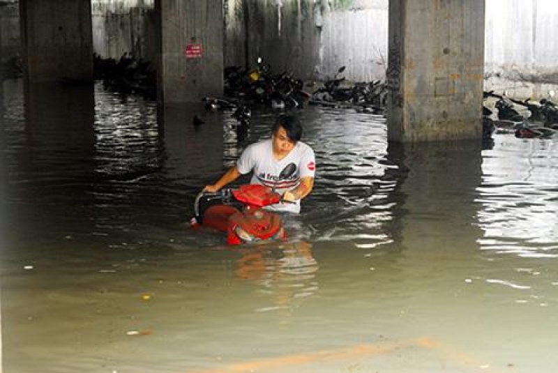 xe chet duoi trong bai giu co duoc boi thuong