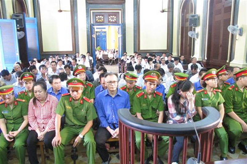 kieu nu ha guc hang chuc can bo hai quan lanh an chung than
