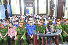 Hàng chục cán bộ hải quan bị 'kiều nữ' mua chuộc