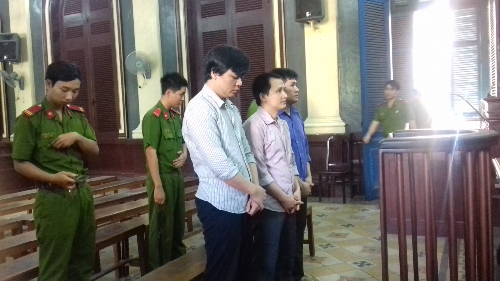 nhan vien benh vien nhi dong bo tui tien kham benh