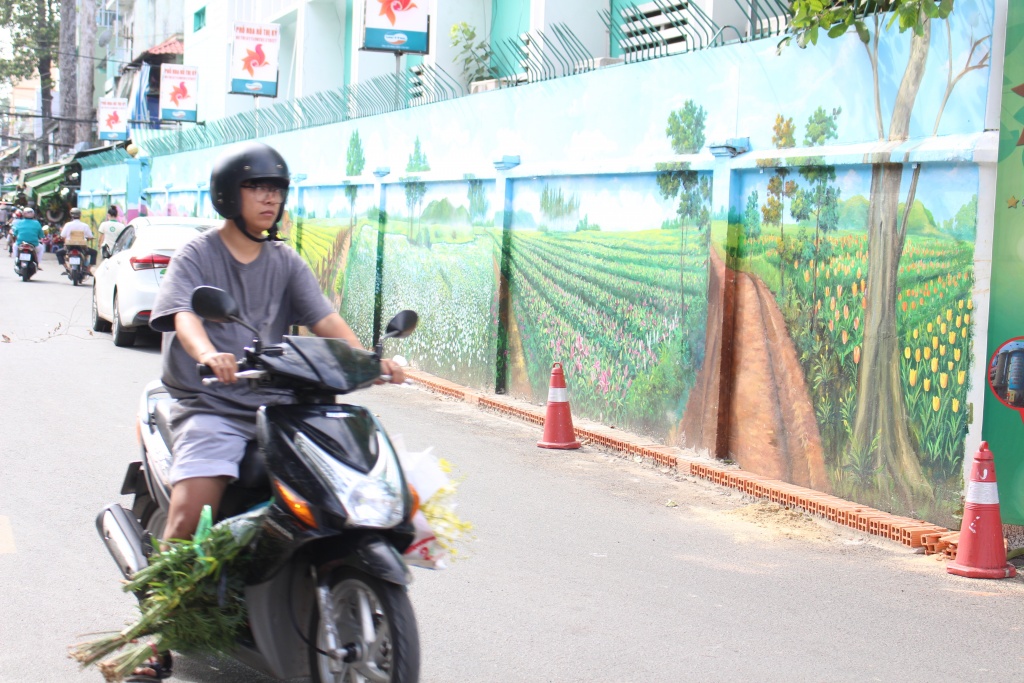 tieu thuong cho hoa lon nhat sai gon giat minh vi hang loat canh dong hoa da lat xuat hien tai cho