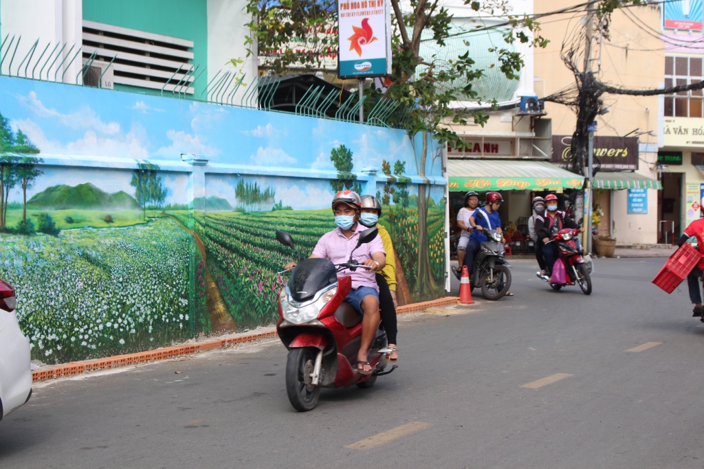 tieu thuong cho hoa lon nhat sai gon giat minh vi hang loat canh dong hoa da lat xuat hien tai cho