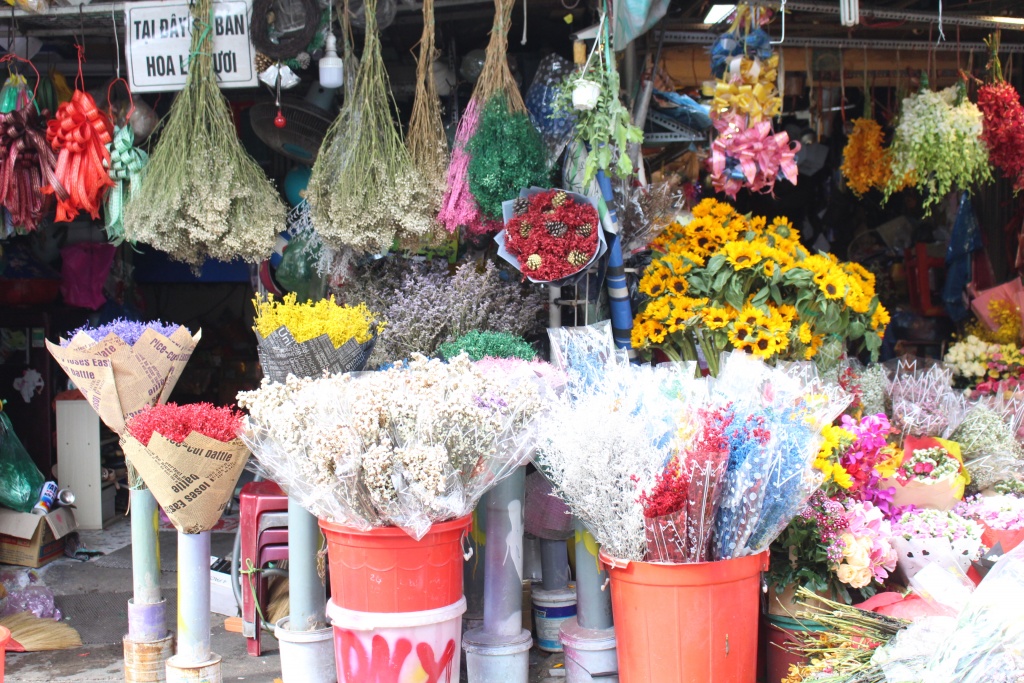 tieu thuong cho hoa lon nhat sai gon giat minh vi hang loat canh dong hoa da lat xuat hien tai cho