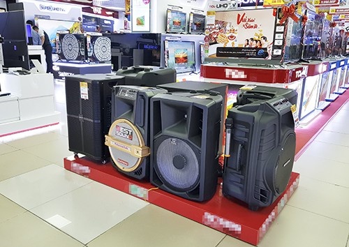 loa keo keo hat karaoke gia 200000 dong ban day duong sai gon nhieu nguoi lo khong biet tron di dau mua tet