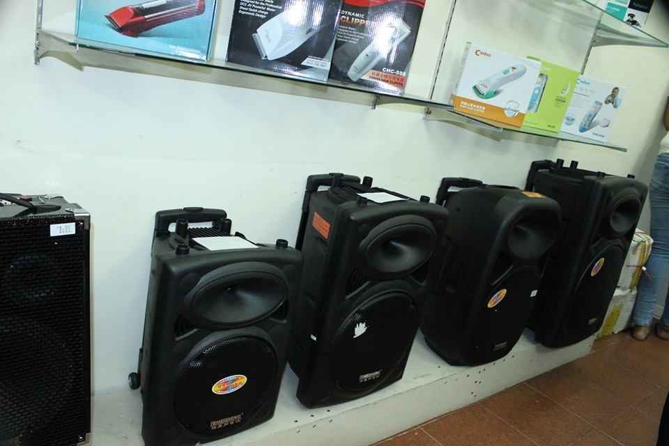 loa keo keo hat karaoke gia 200000 dong ban day duong sai gon nhieu nguoi lo khong biet tron di dau mua tet