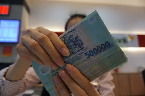 mot ngan hang tra luong thang gan 100 trieu cho nhan vien