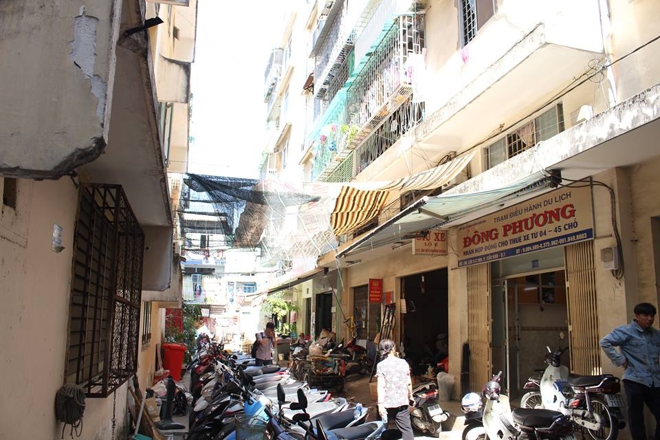 cu dan chung cu nghieng 45cm o sai gon nha minh o chuc nam nay dung mot cai phai don di khi tet den