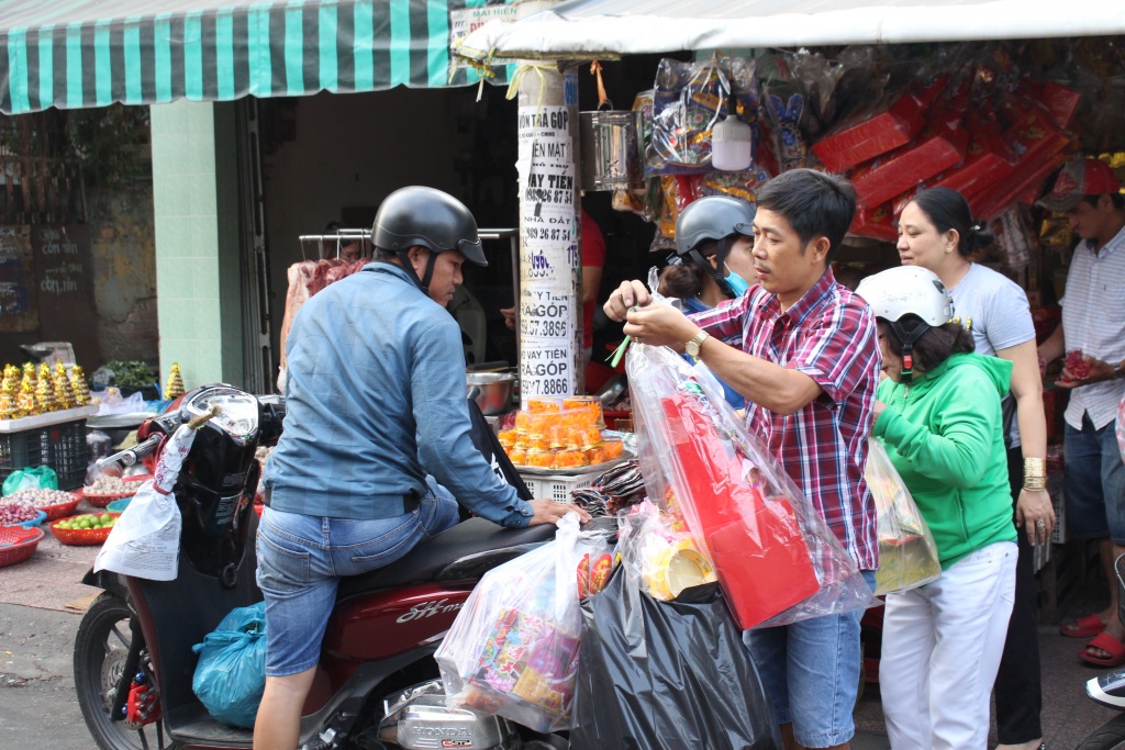 nguoi sai gon sam do cung ong cong ong tao som hoa qua dat hang ca chep vang khach mua